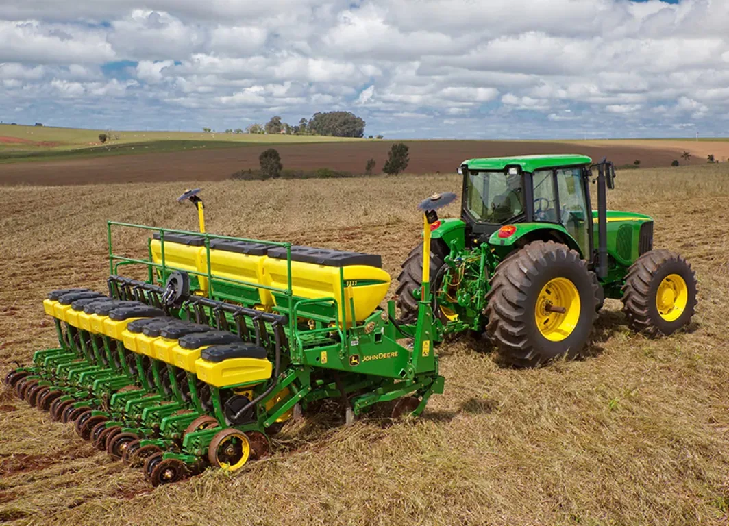 Plantadeira no campo durante operação agrícola